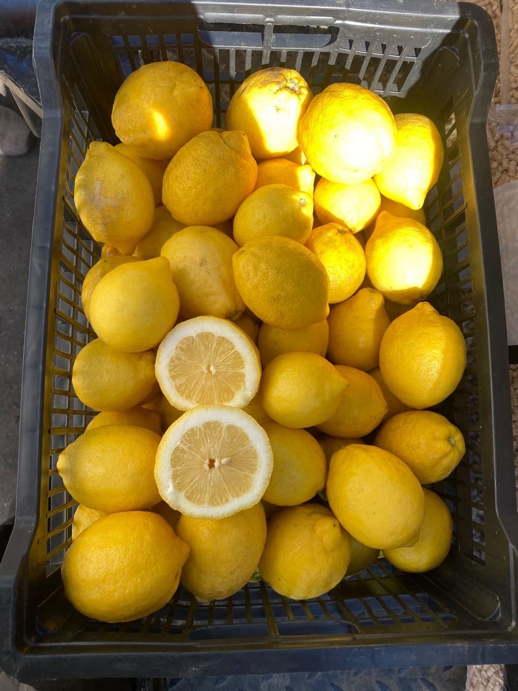Limones frescos en una caja